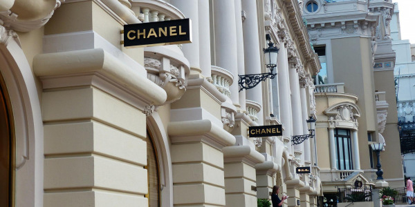 Od Coco Chanel do Karla Lagerfelda. Poznaj historię domu mody Chanel i zainspiruj się jego projektami!