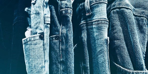 Bezapelacyjnie ponadczasowy jeans, który musi się znaleźć w Twojej szafie!
