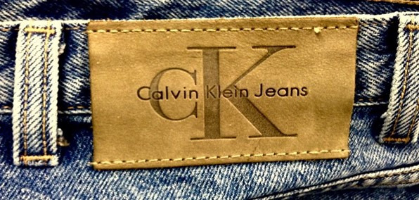 Calvin Klein – minimalizm i nowoczesność drogą do sukcesu