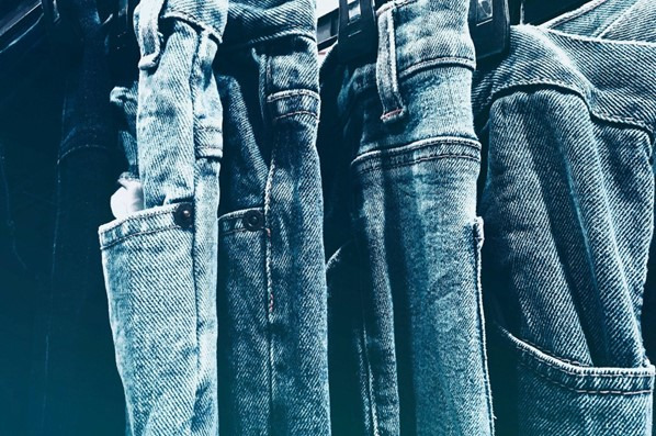 Bezapelacyjnie ponadczasowy jeans, który musi się znaleźć w Twojej szafie!